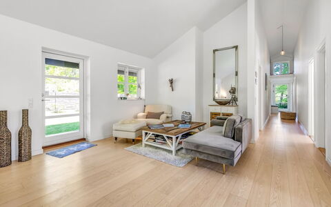 Christin - 275M from the Sea: Holzboden, Flooring, Fussboden, Holz, Interior Design, Laminatboden, Wohnzimmer, Zuhause, Decke, Hartholz