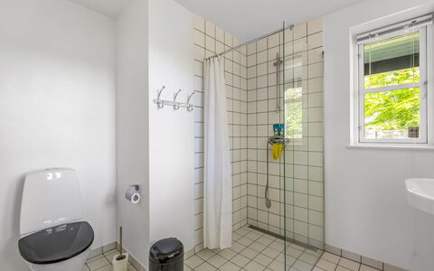 Christin - 275M from the Sea: Flooring, Armatur, Fussboden, Badezimmer, Interior Design, Toilette, Toilleten Sitz, Installation, Decke, Verbundwerkstoff