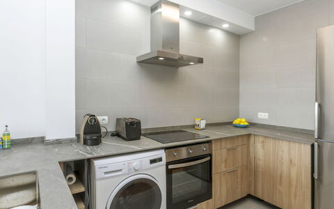 Airmenuda: Flooring, Major Appliance, Interior Design, Küche, Holz, Countertop, Fussboden, Decke, Cabinetry, Küchengerät