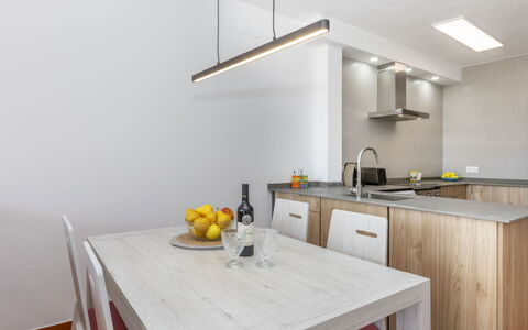 Airmenuda: Interior Design, Wand, Küche, Holz, Countertop, Decke, Flooring, Möbel, Light Fixture, Beleuchtung
