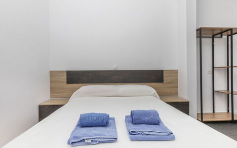 Airmenuda: Fussboden, Flooring, Holz, Interior Design, Schlafzimmer, Möbel, Bett, Zimmer, Bettdecke, Bedding