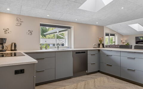 Alvira - 30Km from the Sea: Küche, Flooring, Decke, Countertop, Interior Design, Fussboden, Cabinetry, Light Fixture, Major Appliance, Küchengerät