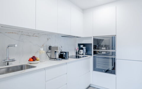 Cofitsa Plus: Küche, Küchengerät, Countertop, Interior Design, Flooring, Cabinetry, Major Appliance, Holz, Fussboden, Möbel