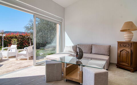 Villa Mehdaeve: Möbel, Interior Design, Flooring, Holz, Decke, Fussboden, Stuhl, Tabelle, Wohnung, Beleuchtung