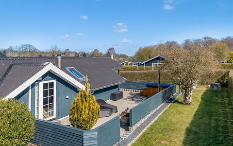 Aika - 450M from the Sea: Holz, Dach, Zuhause, Haus, Die Architektur, Abstellgleis, Grundstueck, Hütte, Schuppen, Gartenbauten