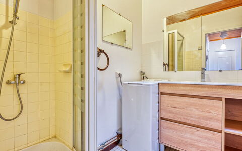 L'Étang: Flooring, Armatur, Fussboden, Badezimmer, Interior Design, Installation, Bad Sink, Spiegel, Verbundwerkstoff, Fliese