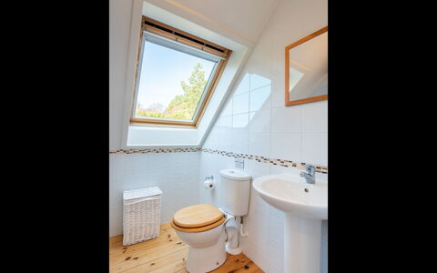 Drover'S Lodge: Badezimmer, Armatur, Flooring, Interior Design, Fussboden, Installation, Decke, Zapfhahn, Sinken, Toilette