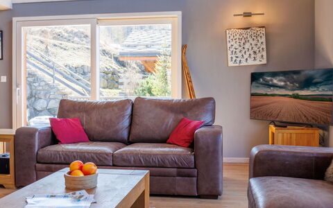 Chalet Roose: Möbel, Interior Design, Couch, Flooring, Holz, Wohnzimmer, Zimmer, Fussboden, Zuhause, Beleuchtung