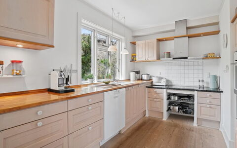Taja - 170M from the Sea: Küchengerät, Küche, Countertop, Cabinetry, Möbel, Flooring, Interior Design, Major Appliance, Holz, Haushaltsgerät