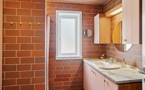 Taja - 170M from the Sea: Wand, Armatur, Bad Sink, Flooring, Sinken, Interior Design, Badezimmer, Holz, Badezimmerschrank, Fussboden