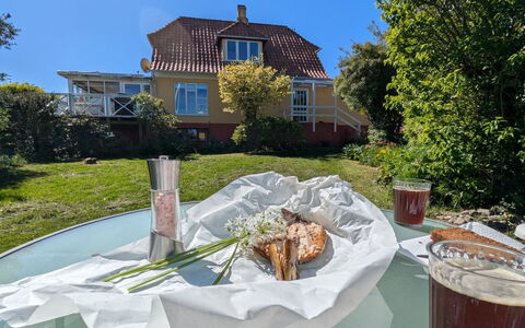 Taja - 170M from the Sea: Essen, Servierware, Garten, Gartenmöbel, Tisch Im Freien, Hinterhof, Mittagessen
