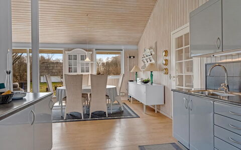 Tosti - 180M to the Fjord: Flooring, Interior Design, Holz, Küche, Decke, Fussboden, Möbel, Light Fixture, Holzboden, Countertop