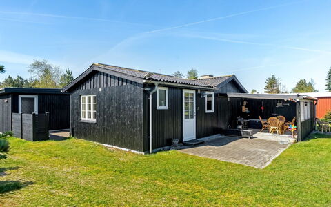 Yaris - from the Sea: Wohngebiet, Strauch, Haus, Zuhause, Garten, Estate, Schatten, Landscaping, Rasen