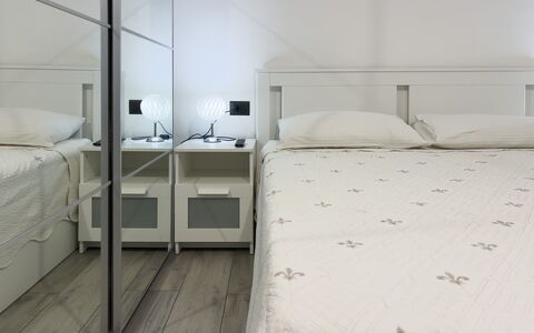 Casa Nina Seconda - Sanremo: Möbel, Bett, Interior Design, Schlafzimmer, Flooring, Fussboden, Bedding, Bettdecke, Zimmer, Textil