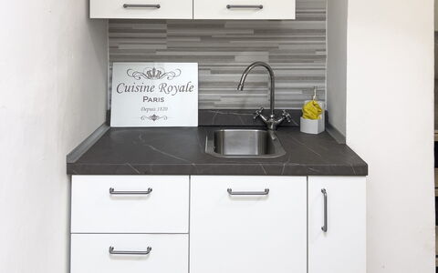 Casa Nina Seconda - Sanremo: Countertop, Küche, Cabinetry, Sinken, Spüle, Interior Design, Armatur, Zapfhahn, Flooring, Küchengerät