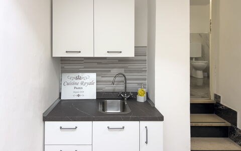 Casa Nina Seconda - Sanremo: Küche, Countertop, Interior Design, Sinken, Flooring, Armatur, Küchengerät, Spüle, Cabinetry, Fussboden