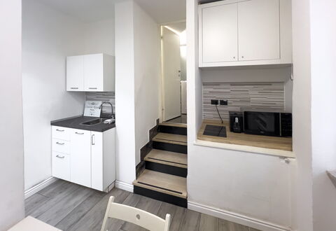 Casa Nina Seconda - Sanremo: Holz, Flooring, Interior Design, Fussboden, Wohnung, Zimmer, Decke, Holzboden, Küche, Major Appliance