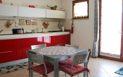 Romeo e Giulietta: Möbel, Küche, Interior Design, Flooring, Küchengerät, Countertop, Holz, Major Appliance, Stuhl, Fussboden