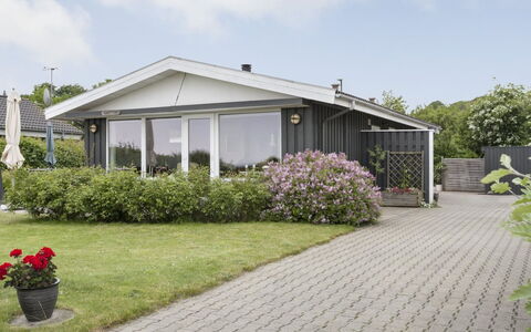 Cornelius - 30M from the Sea: Haus, Dach, Zuhause, Strauch, Hütte, Estate, Schatten, Garten, Garten, Abstellgleis