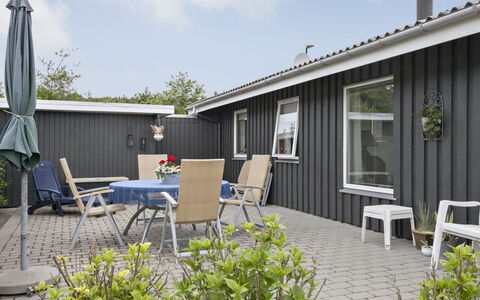 Cornelius - 30M from the Sea: Holz, Zuhause, Abstellgleis, Dach, Tür, Hütte, Garten, Hinterhof, Garten, Landscaping