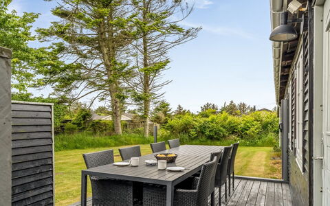 Aku - 700M from the Sea: Holz, Möbel, Gartenmöbel, Tisch Im Freien, Hartholz, Deck, Planke, Küche & Esszimmer Tisch, Stuhl, Veranda
