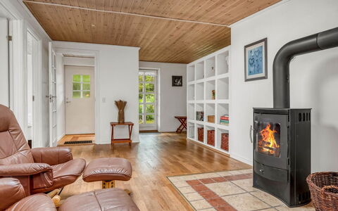 Aku - 700M from the Sea: Flooring, Möbel, Fussboden, Holz, Interior Design, Holzboden, Decke, Wohnzimmer, Beleuchtung, Couch