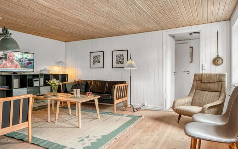 Aku - 700M from the Sea: Möbel, Interior Design, Flooring, Holz, Fussboden, Decke, Holzboden, Light Fixture, Wohnzimmer, Zimmer