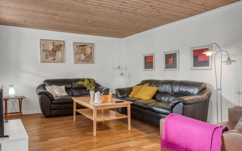 Aku - 700M from the Sea: Möbel, Flooring, Interior Design, Holzboden, Fussboden, Holz, Decke, Couch, Laminatboden, Wohnzimmer