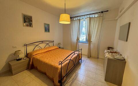 Il Volo Del Nibbio: Bett, Schlafzimmer, Möbel, Bedding, Bettdecke, Interior Design, Fussboden, Flooring, Holz, Linens