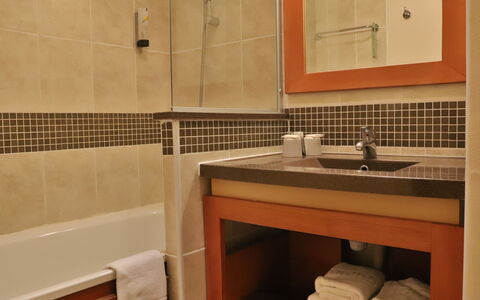 Grospierres 602: Badezimmer, Interior Design, Wand, Armatur, Flooring, Bad Sink, Fussboden, Sinken, Installation, Zapfhahn