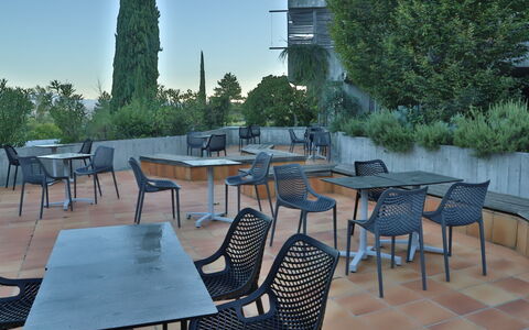 Grospierres 602: Möbel, Stuhl, Gartenmöbel, Tisch Im Freien, Schatten, Restaurant, Garten, Design, Hinterhof, Landscaping