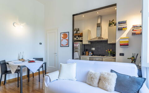 Green Suite Florence: Möbel, Interior Design, Flooring, Zimmer, Fussboden, Couch, Holz, Decke, Tabelle, Wohnzimmer