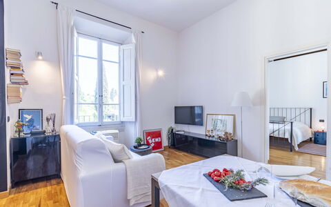 Green Suite Florence: Möbel, Interior Design, Flooring, Fussboden, Zimmer, Decke, Couch, Wohnzimmer, Wohnung, Tabelle