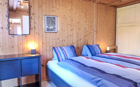 Chalet Träumli: Möbel, Interior Design, Holz, Schlafzimmer, Zimmer, Bett, Decke, Fussboden, Flooring, Bettdecke