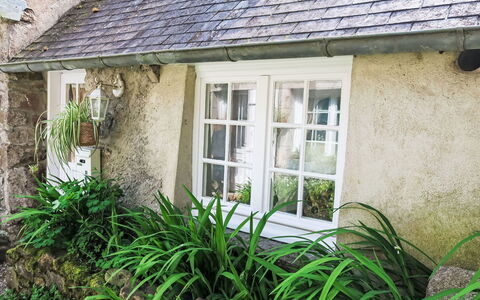 Gwenn Tiny House: Haus, Strauch, Hütte, Dach, Zuhause, Ground, Garten, Steinwand, Landscaping, Schiebefenster