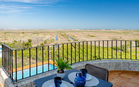 Los Delfines: Wohnung, Möbel, Wohngebiet, Balkon, Eigentumswohnung, Stuhl, Schatten, Resort, Küste, Hotel