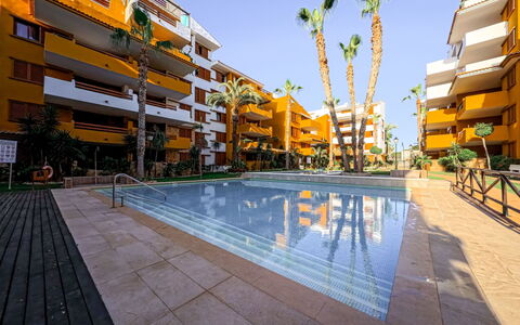 La Recoleta: Wohnung, Möbel, Wohngebiet, Balkon, Eigentumswohnung, Stuhl, Schatten, Resort, Küste, Hotel