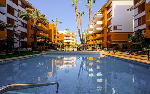 La Recoleta: Wohnung, Möbel, Wohngebiet, Balkon, Eigentumswohnung, Stuhl, Schatten, Resort, Küste, Hotel