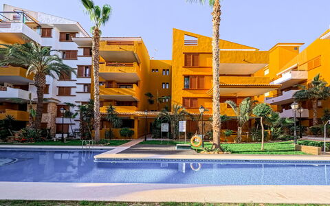 La Recoleta: Wohnung, Möbel, Wohngebiet, Balkon, Eigentumswohnung, Stuhl, Schatten, Resort, Küste, Hotel