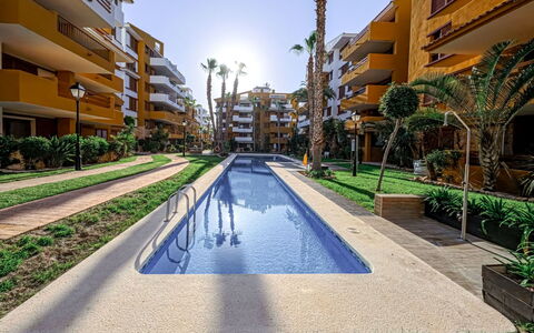 La Recoleta: Wohnung, Möbel, Wohngebiet, Balkon, Eigentumswohnung, Stuhl, Schatten, Resort, Küste, Hotel