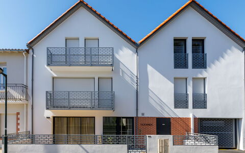 Océanide: Wohnung, Balkon, Eigentumswohnung, Stuhl, Aluminium, Geländer, Hartholz, Daylighting, Penthouse, Deck