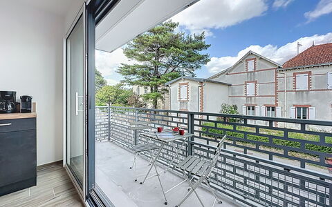 Océanide: Wohnung, Balkon, Eigentumswohnung, Stuhl, Aluminium, Geländer, Hartholz, Daylighting, Penthouse, Deck