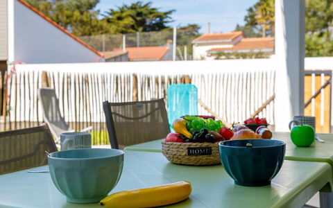 La Bernerie-En Retz 150: Wohnung, Möbel, Wohngebiet, Balkon, Eigentumswohnung, Stuhl, Schatten, Resort, Küste, Hotel