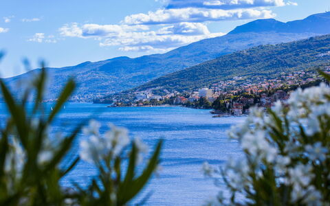 Opatija Preluka 101: Wohnung, Möbel, Wohngebiet, Balkon, Eigentumswohnung, Stuhl, Schatten, Resort, Küste, Hotel