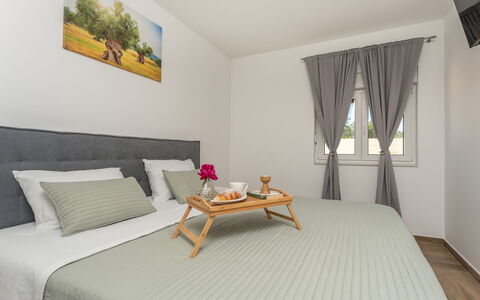Olivarum: Möbel, Bett, Interior Design, Schlafzimmer, Holz, Fussboden, Flooring, Bedding, Bettdecke, Zimmer