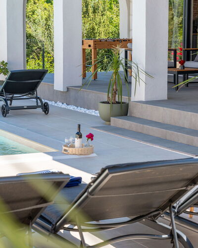 Olivarum: Möbel, Gartenmöbel, Stuhl, Schwimmbad, Sonnenliege, Schatten, Verbundwerkstoff, Blumentopf, Resort, Eco Hotel