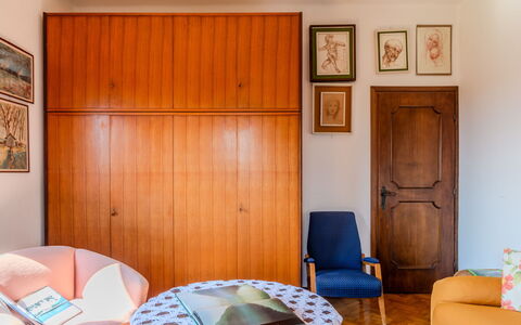 Mariarosa: Wohnung, Möbel, Wohngebiet, Balkon, Eigentumswohnung, Stuhl, Schatten, Resort, Küste, Hotel