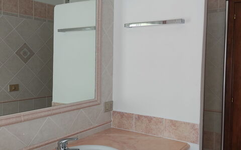 Belvedere Apartment Ac, Budoni: Bad Sink, Armatur, Sinken, Wand, Spiegel, Interior Design, Badezimmer, Flooring, Zapfhahn, Badezimmerschrank