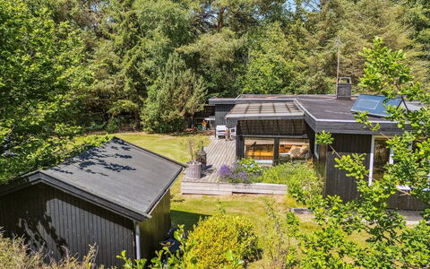 Tatyana - 1.6Km from the Sea: Estate, Schatten, Auffahrt, Bauernhaus