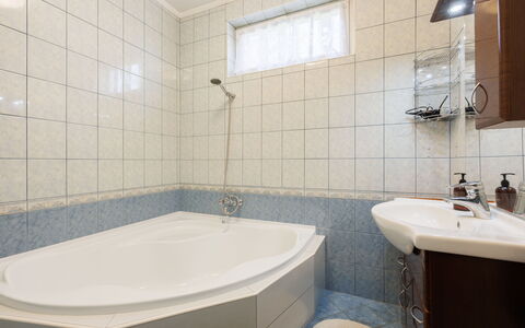 Baum: Badezimmer, Armatur, Badewanne, Interior Design, Flooring, Bad Sink, Fussboden, Zapfhahn, Sinken, Decke